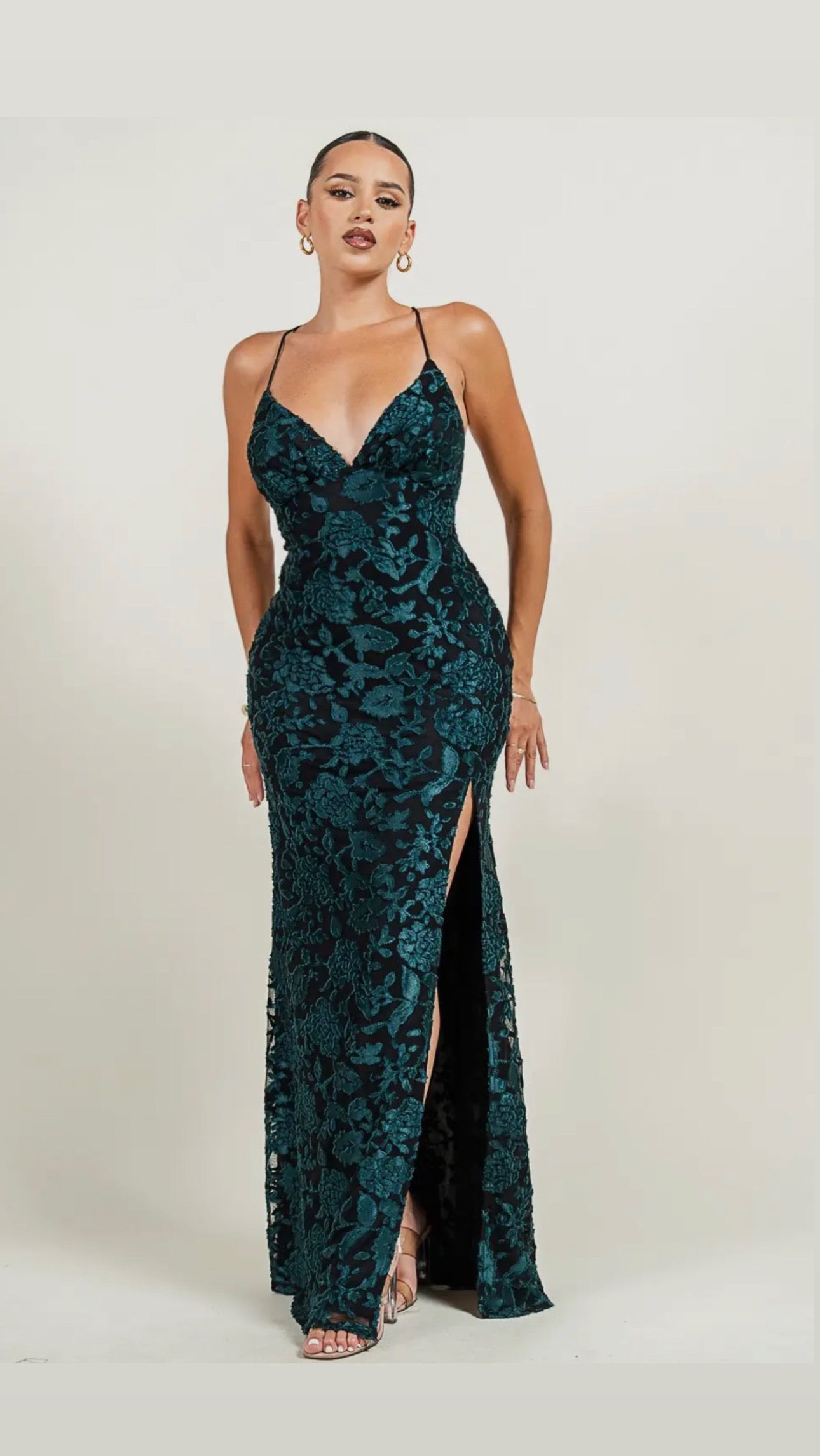 VESTIDO SIRENA CON LENTEJUELAS ESTAMPADAS Y ESPALDA ABIERTA CON TIRANTES