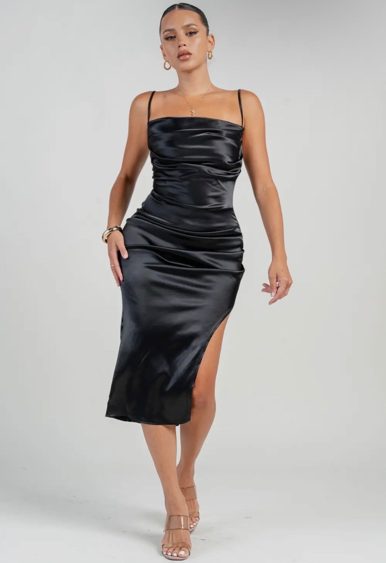 Vestido midi con cuello vuelto, abertura lateral y pliegues