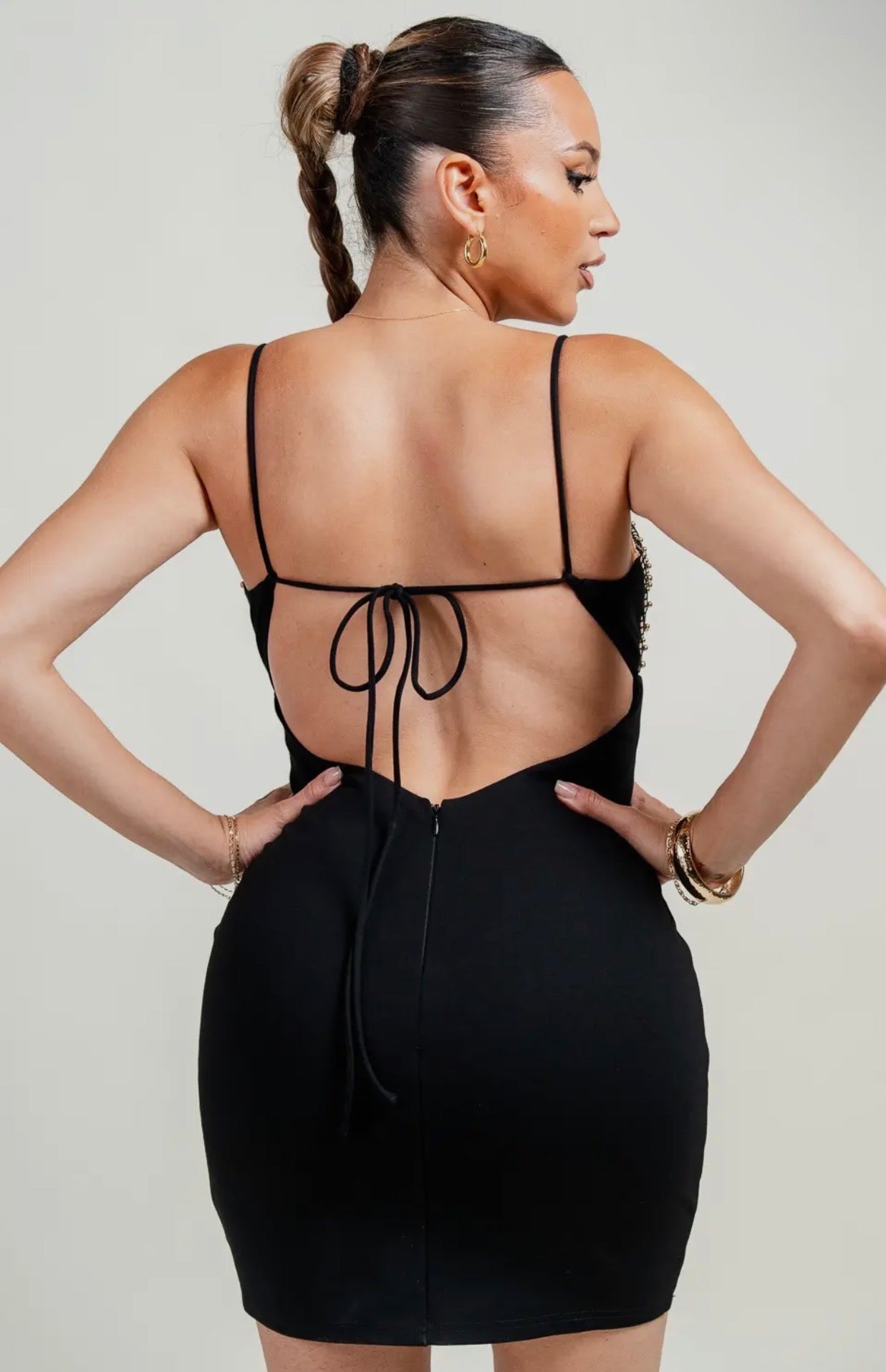 VESTIDO MINI CON ABERTURAS Y DETALLES DORADOS