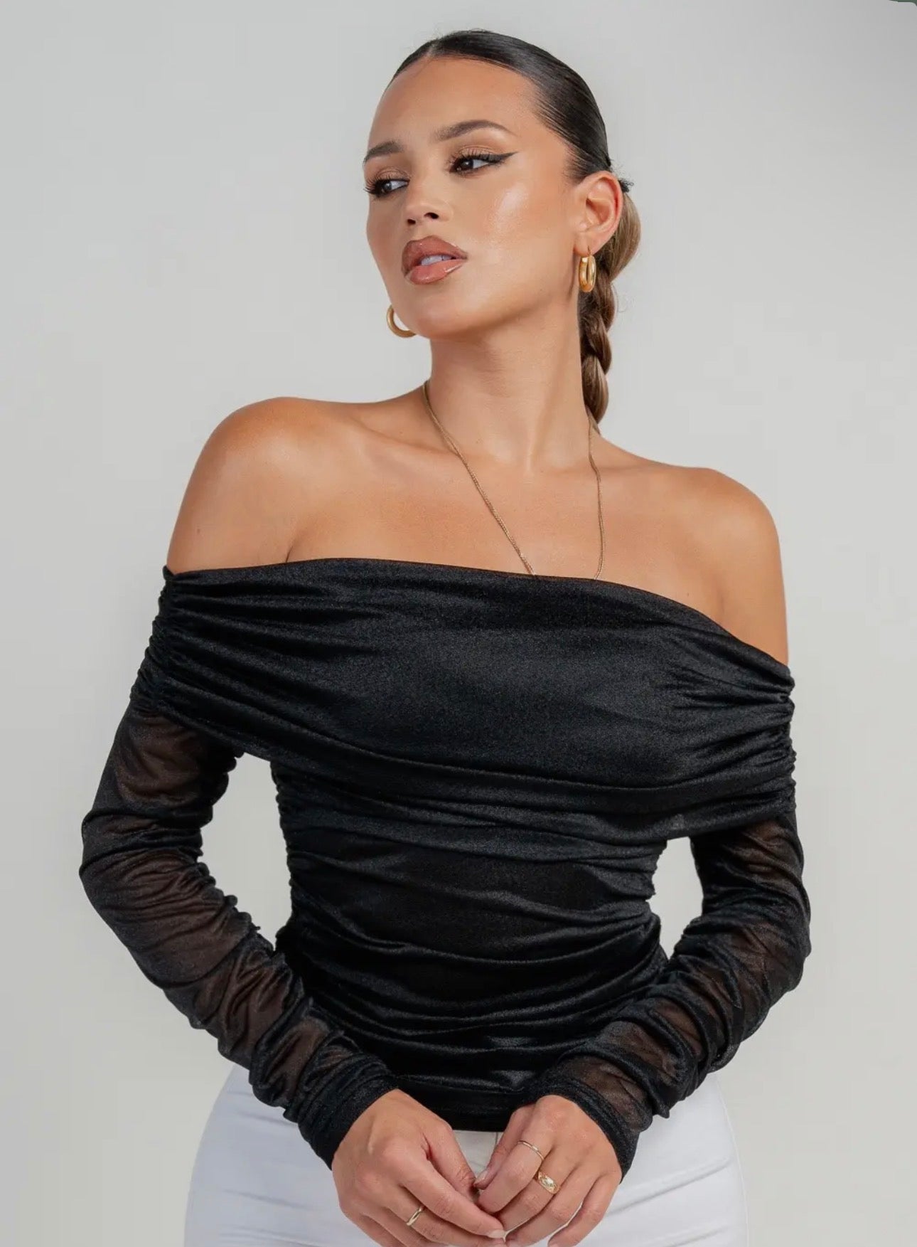 TOP DE MANGA LARGA CON HOMBRO FRUNCIDO