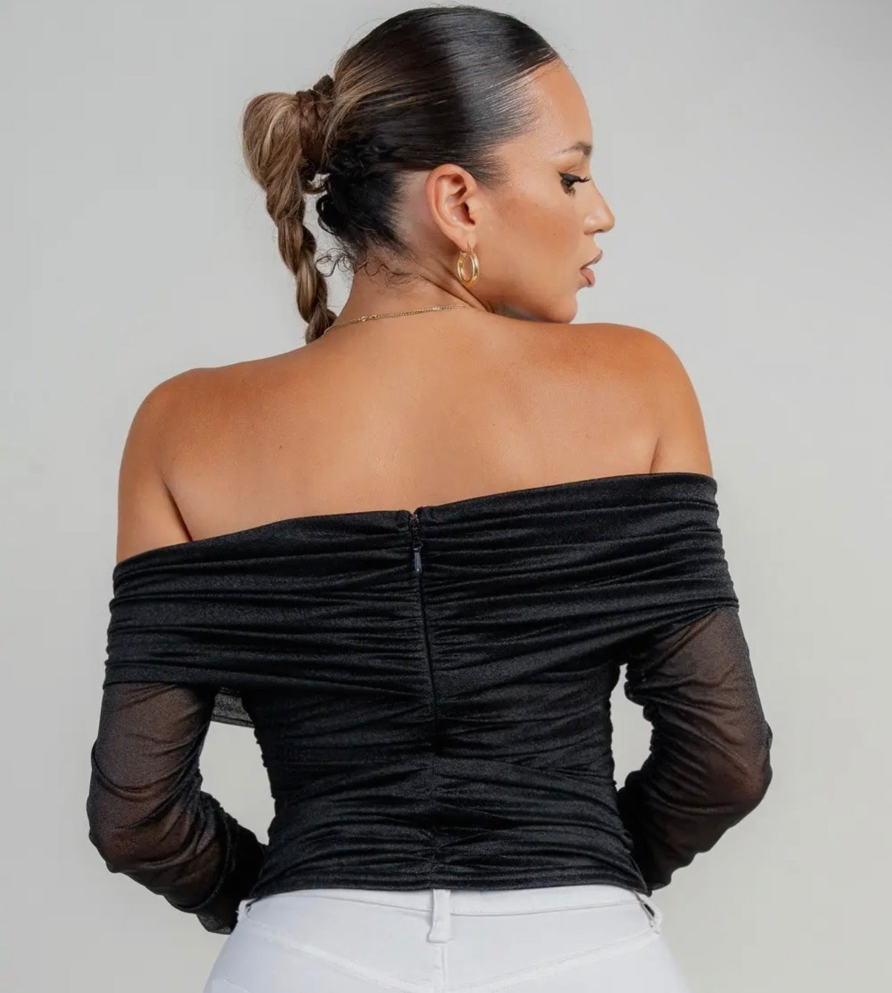 TOP DE MANGA LARGA CON HOMBRO FRUNCIDO