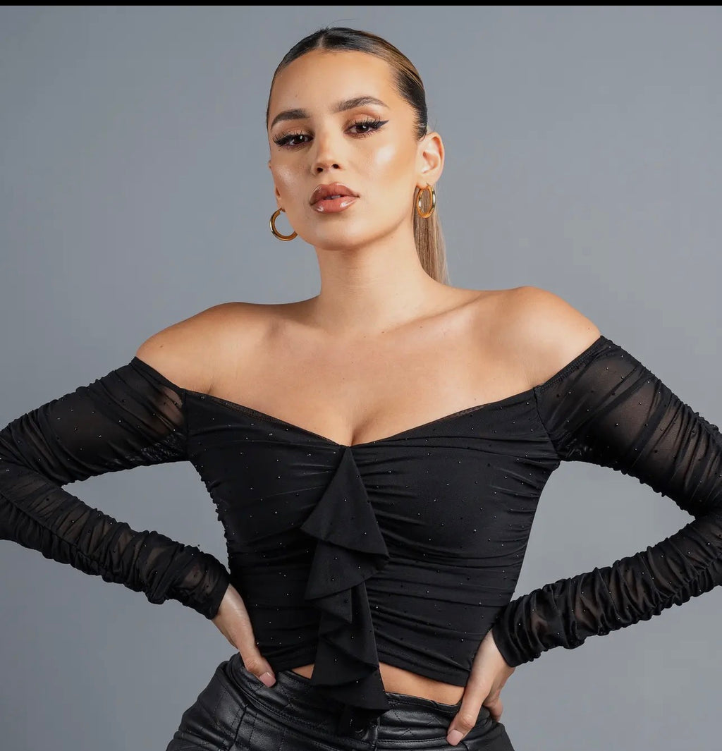 TOP CORTO DRAPEADO CON VOLANTES DE MALLA Y CRISTALES