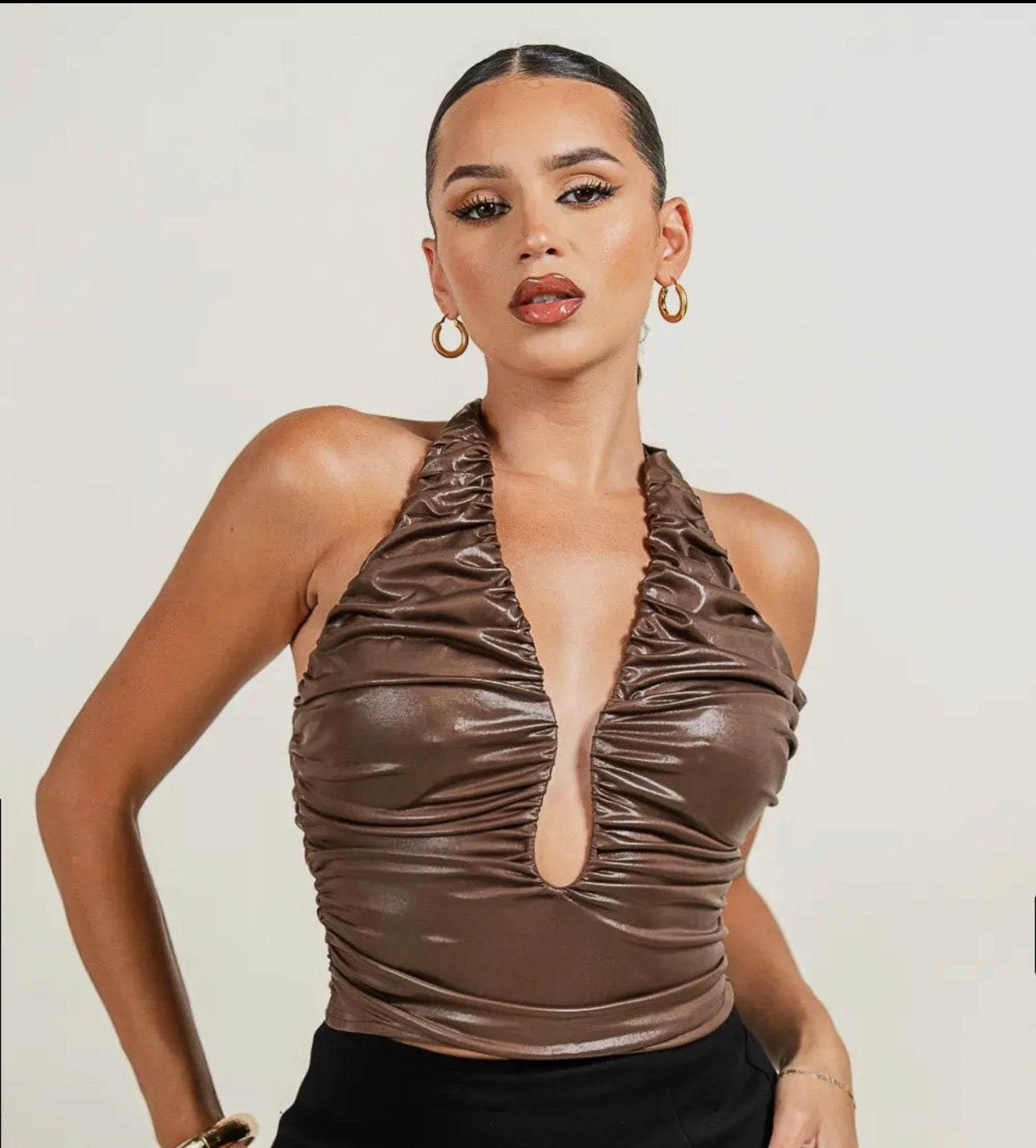 TOP MINI CON FRUNCIDO Y ESCOTE HALTER CON INSERCIÓN DE ALAMBRE