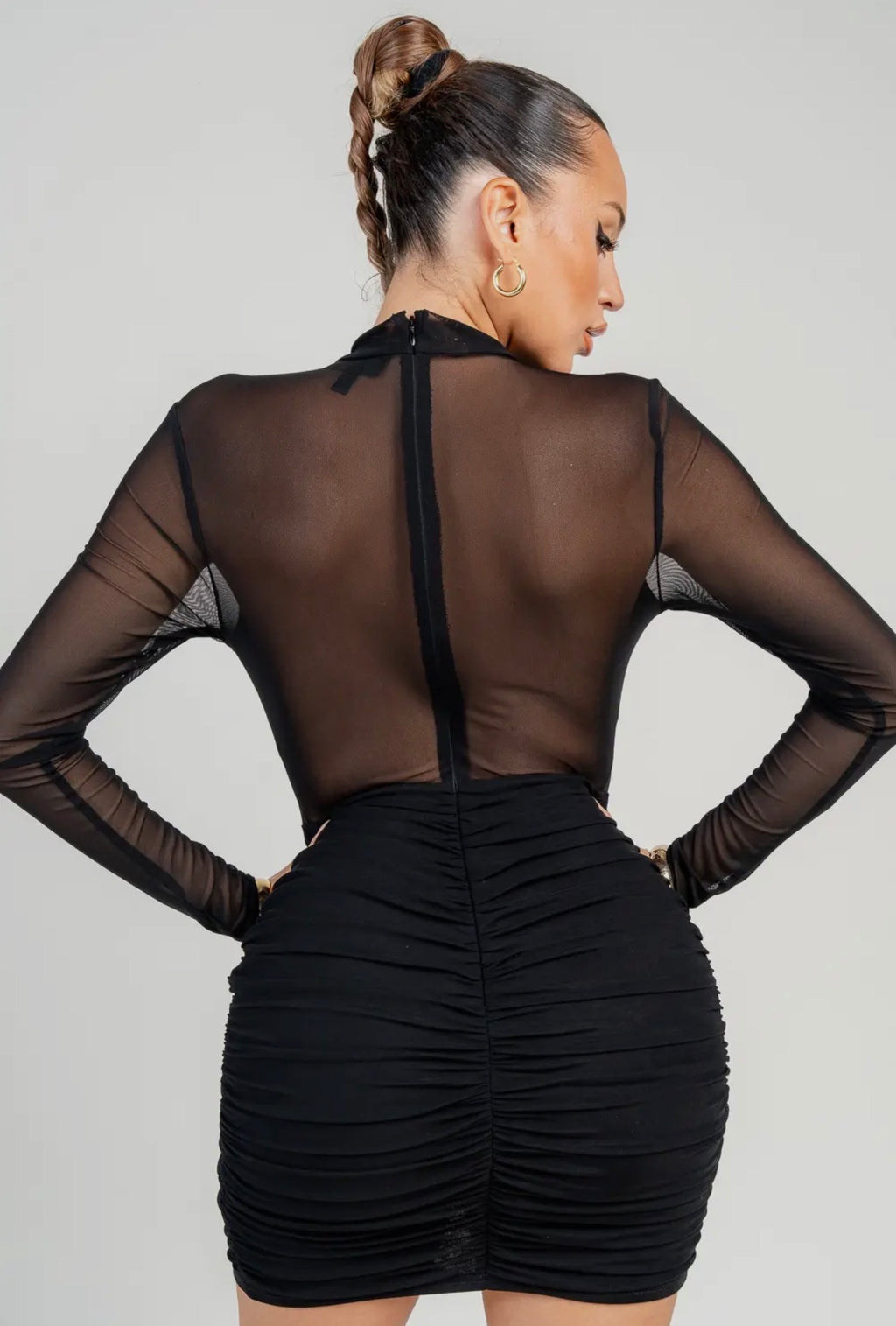 VESTIDO MINI DE MANGA  LARGA DE MALLA