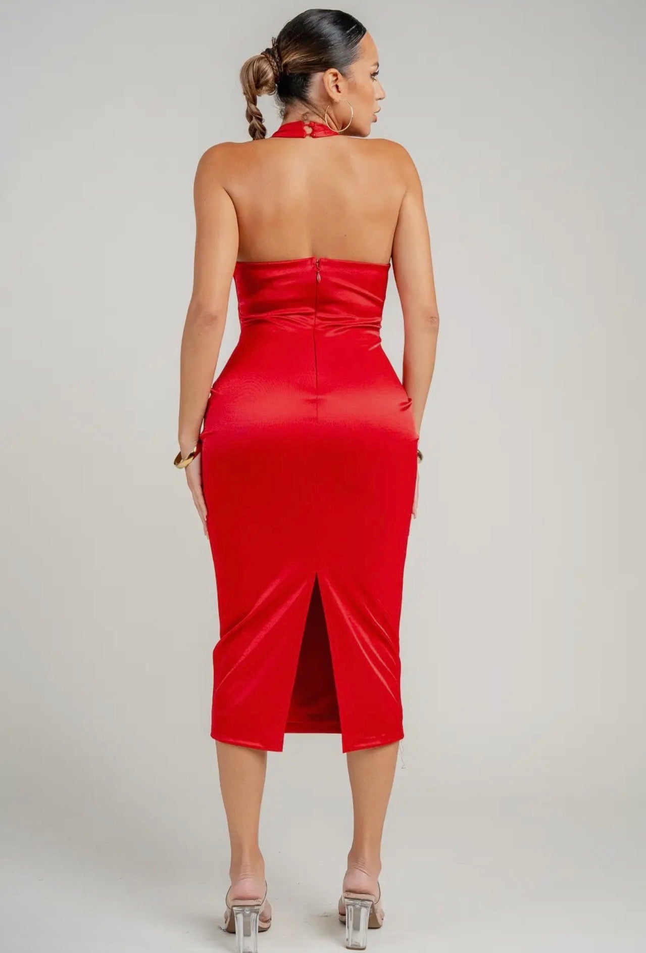 VESTIDO MIDI AJUSTADO CON ESCOTE HALTER