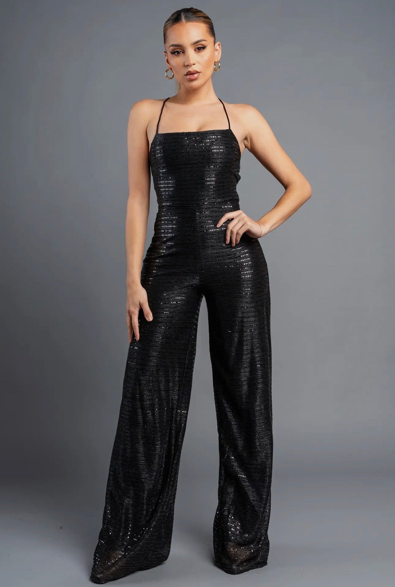 Mono con lentejuelas glamorosas, cordón y espalda de encaje