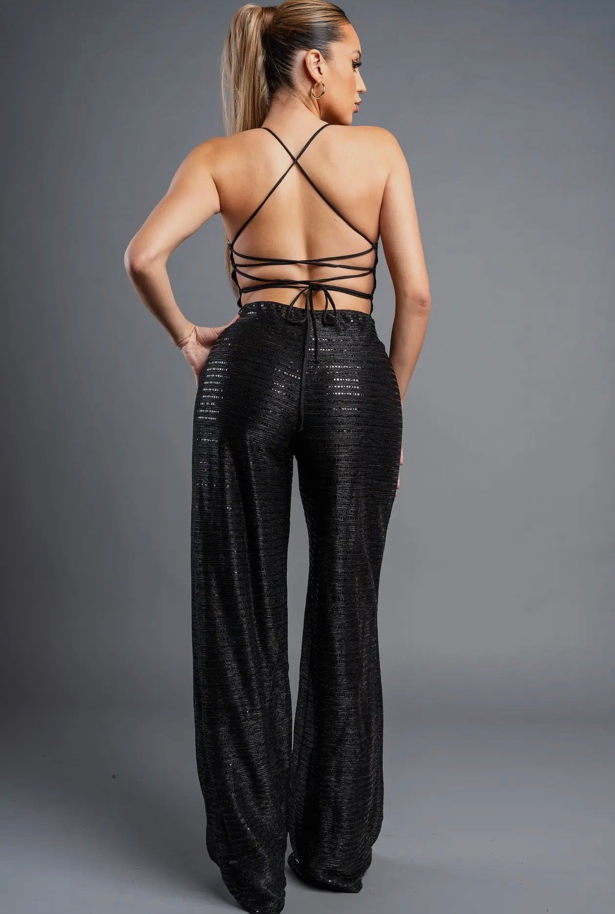 Mono con lentejuelas glamorosas, cordón y espalda de encaje