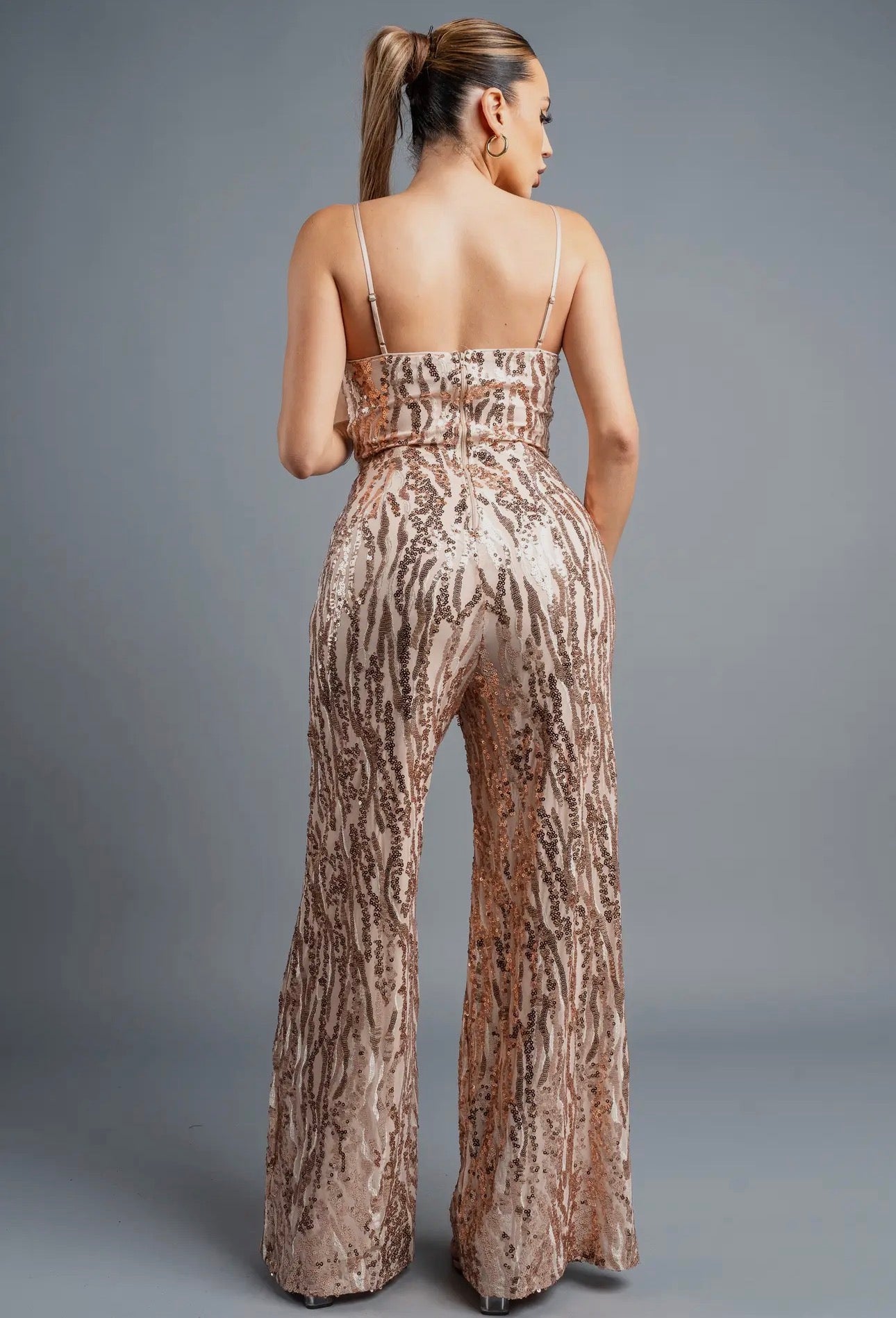 Mono sin mangas con lentejuelas en ondas