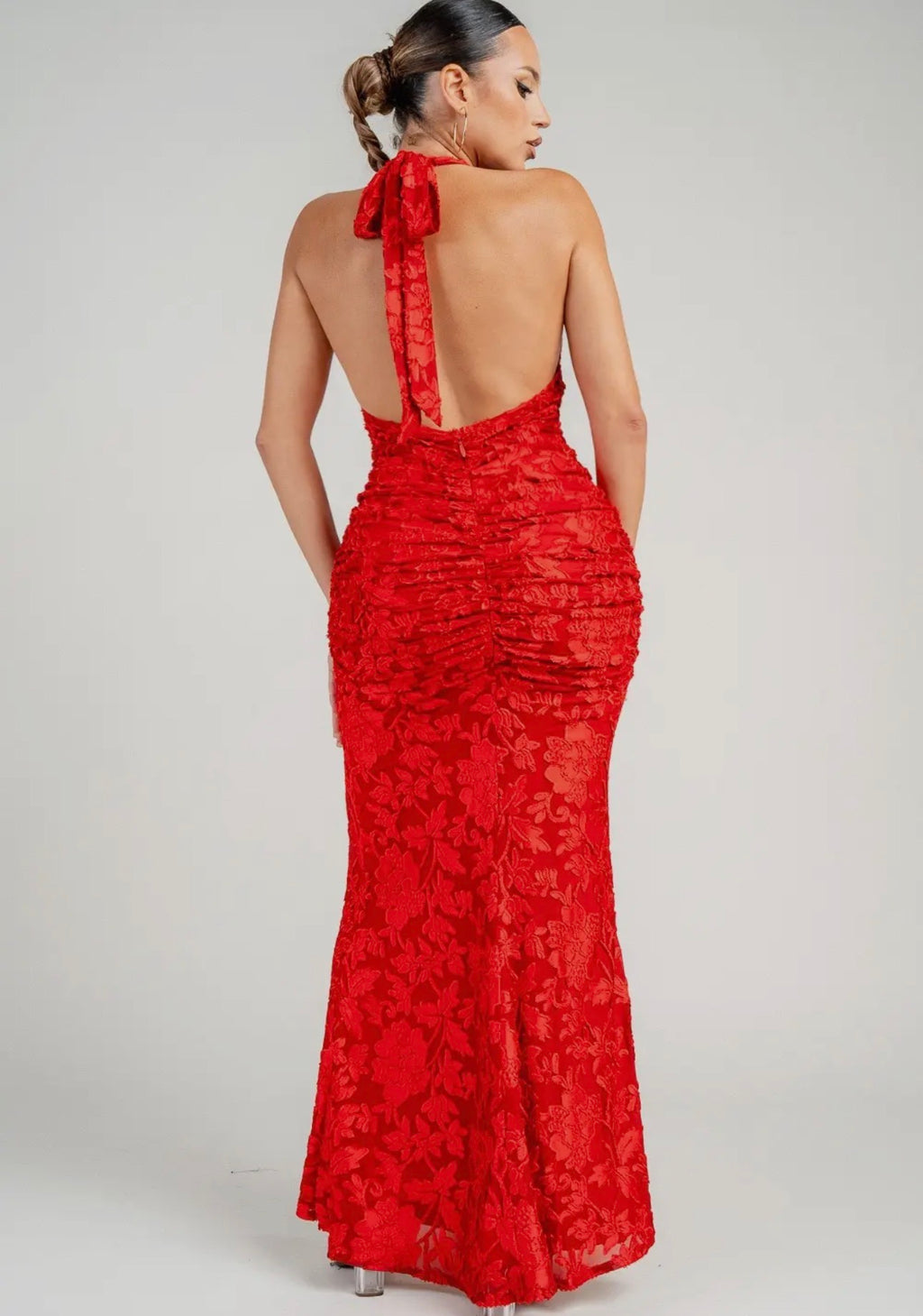 VESTIDO MAXI CON ESCOTE PROFUNDO Y LAZO AL CUELLO