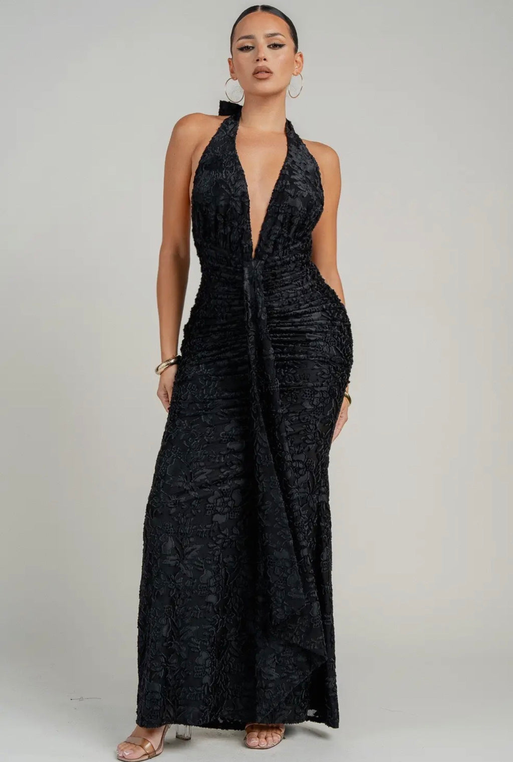 VESTIDO MAXI CON ESCOTE PROFUNDO Y LAZO AL CUELLO