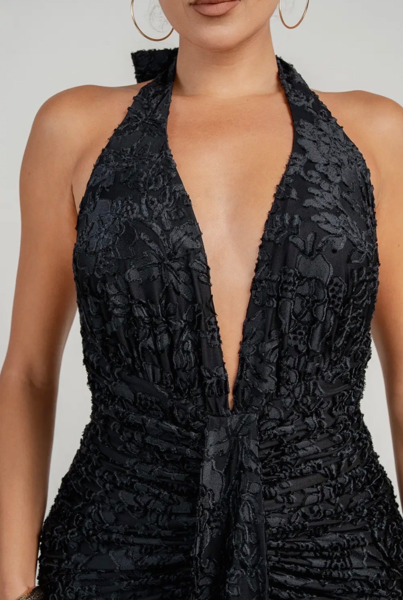 VESTIDO MAXI CON ESCOTE PROFUNDO Y LAZO AL CUELLO