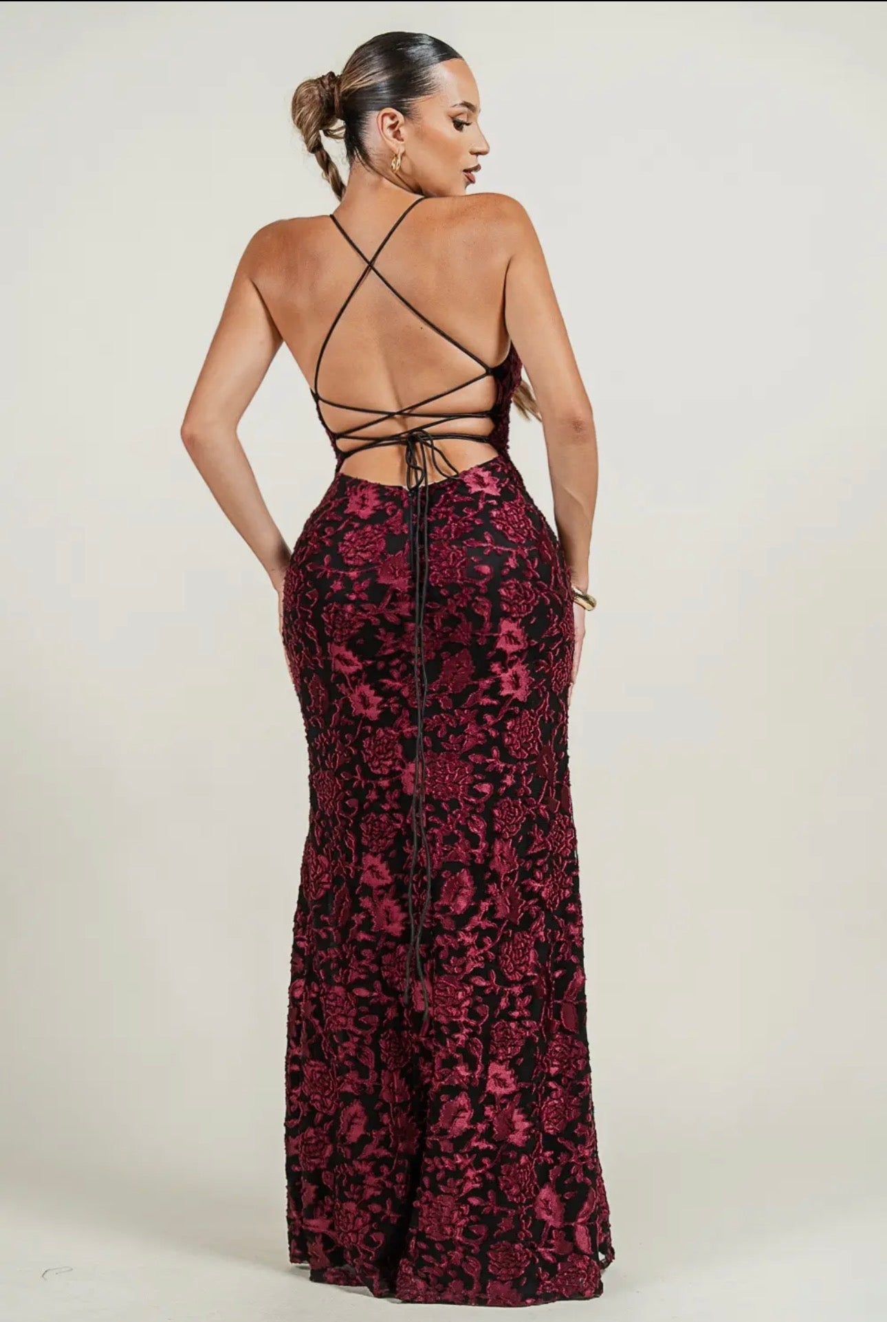 VESTIDO SIRENA CON LENTEJUELAS ESTAMPADAS Y ESPALDA ABIERTA CON TIRANTES