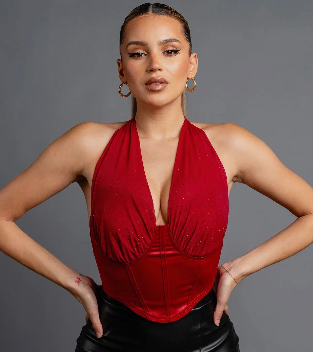 Top corto bustier halter de malla satinada  elástica de lujo