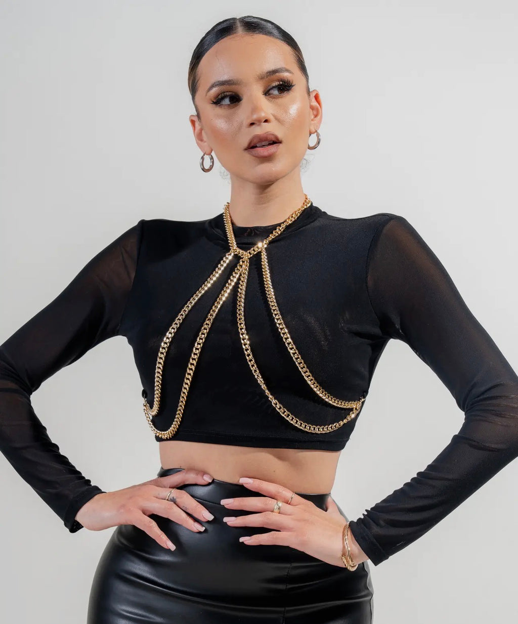 TOP CORTO DE MANGA LARGA CON DETALLES DE CADENA DE MALLA TRANSPARENTE