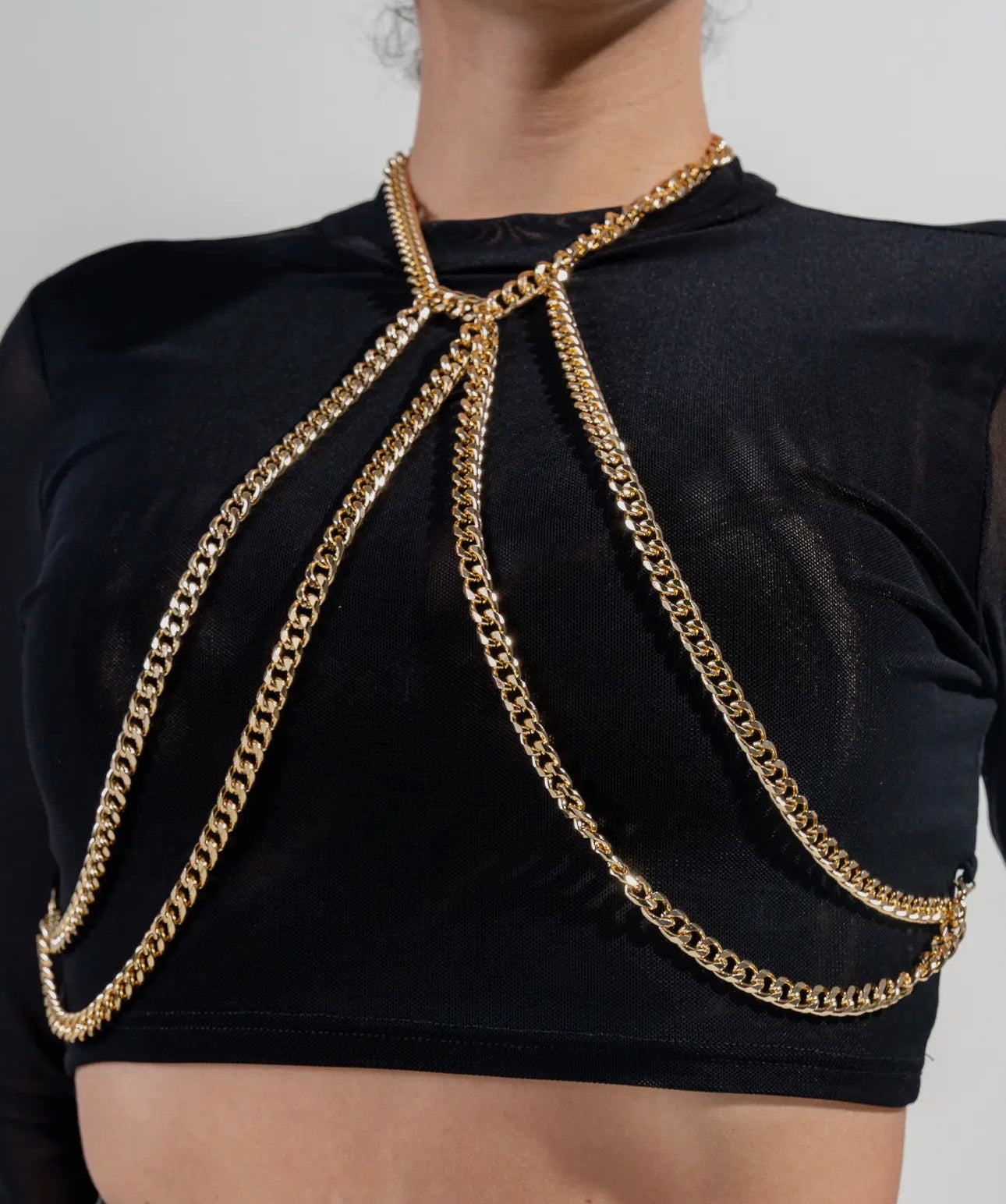 TOP CORTO DE MANGA LARGA CON DETALLES DE CADENA DE MALLA TRANSPARENTE