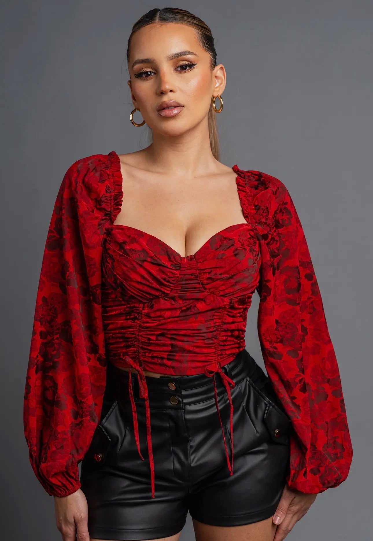 TOP CORTO ROMÁNTICO FLORAL CON ESCOTE CORAZÓN Y ESPALDA FRUNCIDA