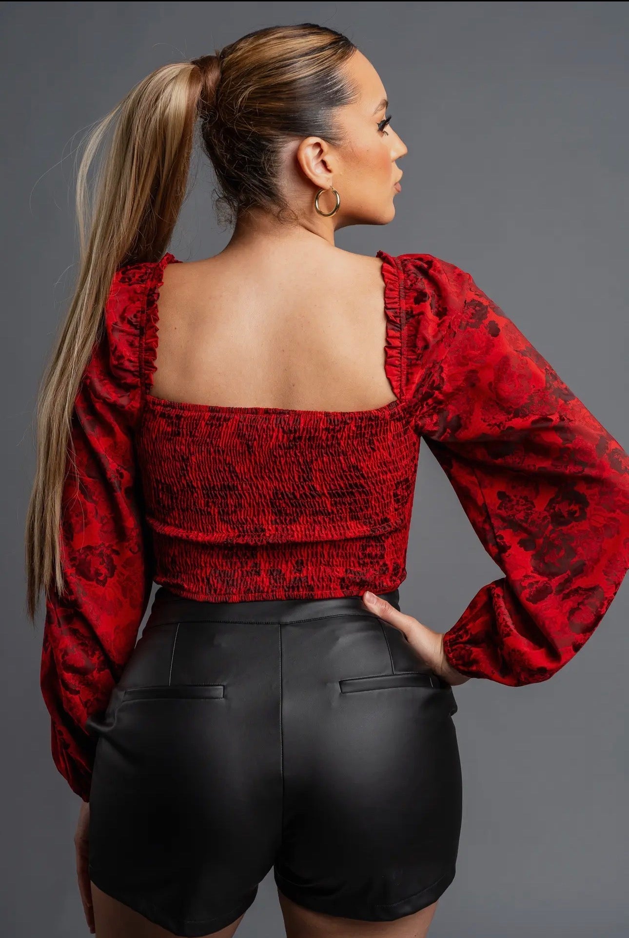 TOP CORTO ROMÁNTICO FLORAL CON ESCOTE CORAZÓN Y ESPALDA FRUNCIDA