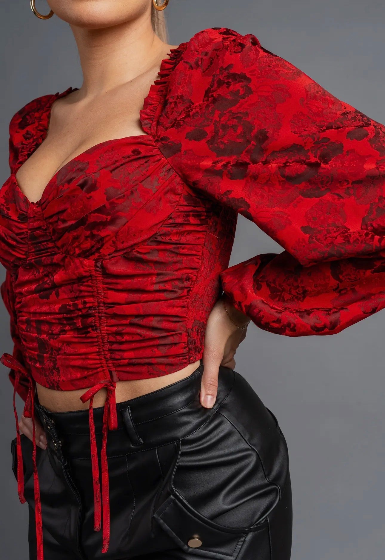 TOP CORTO ROMÁNTICO FLORAL CON ESCOTE CORAZÓN Y ESPALDA FRUNCIDA